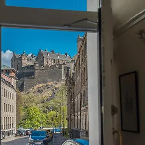 luxury-apartment-with-stunning-castle-view.edinburghhotelsuk.org/